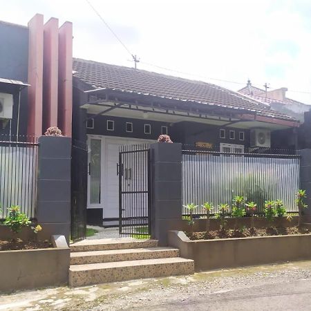 Endah Homestay Syariah Purwokerto Esterno foto
